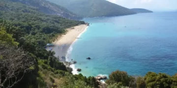 Pas disa orësh kërkimesh, shpëtohet turisti i huaj në Himarë