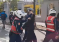 Dhunë policore/ Grushte, shkopinj gome dhe gaz lotsjellës, efektivi i “mbyll gojën” të riut