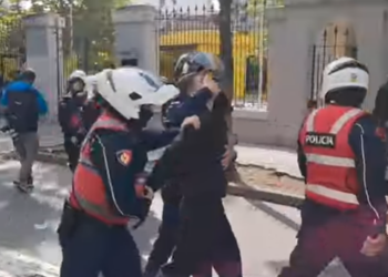Dhunë policore/ Grushte, shkopinj gome dhe gaz lotsjellës, efektivi i “mbyll gojën” të riut