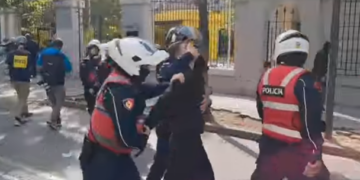 Dhunë policore/ Grushte, shkopinj gome dhe gaz lotsjellës, efektivi i “mbyll gojën” të riut