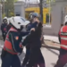 Dhunë policore/ Grushte, shkopinj gome dhe gaz lotsjellës, efektivi i “mbyll gojën” të riut