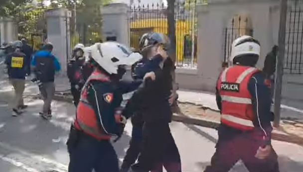 Dhunë policore/ Grushte, shkopinj gome dhe gaz lotsjellës, efektivi i “mbyll gojën” të riut