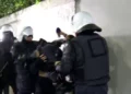 Vazhdon terrori i Policisë, dy adoleshentë arrestohen me forcë nga FNSH para Ambasadës Zvicerane