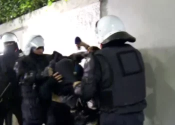 Vazhdon terrori i Policisë, dy adoleshentë arrestohen me forcë nga FNSH para Ambasadës Zvicerane
