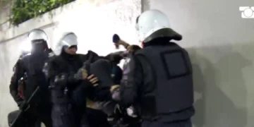 Vazhdon terrori i Policisë, dy adoleshentë arrestohen me forcë nga FNSH para Ambasadës Zvicerane