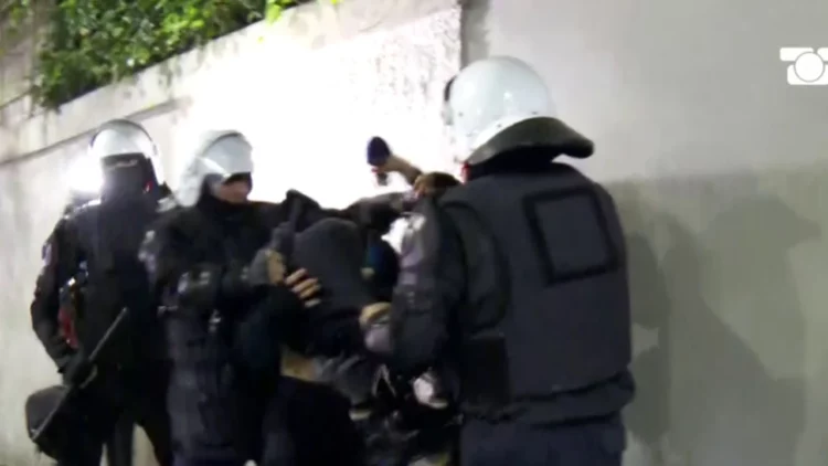 Vazhdon terrori i Policisë, dy adoleshentë arrestohen me forcë nga FNSH para Ambasadës Zvicerane