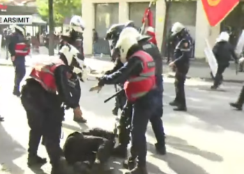 Policia nuk kursen dhunën ndaj të miturve, godasin me shkopa gome gjimnazistët