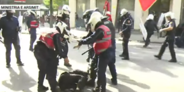 Policia nuk kursen dhunën ndaj të miturve, godasin me shkopa gome gjimnazistët