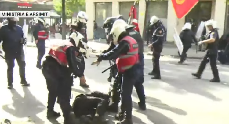 Policia nuk kursen dhunën ndaj të miturve, godasin me shkopa gome gjimnazistët