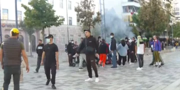 Tension gjatë protestës, i moshuari humb ndjenjat pranë FSHN