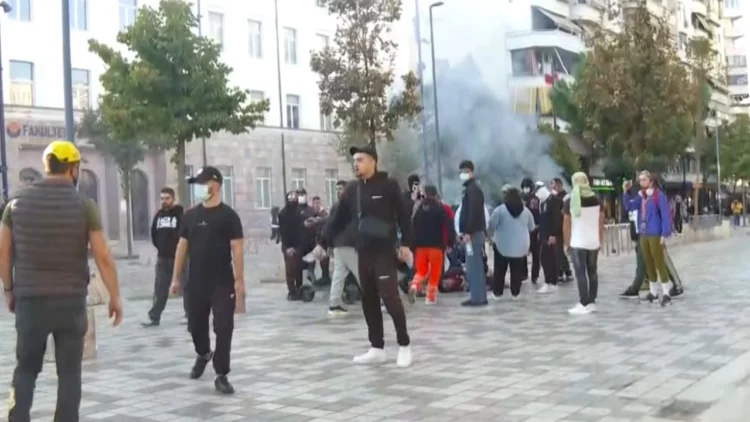Tension gjatë protestës, i moshuari humb ndjenjat pranë FSHN
