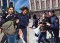 “O jam kamarier dhe po shkoj në punë”, ndalohet me dhunë i riu te Kryeministria