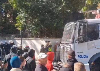 I riu vuan nga epilepsia, mbahet në dhomat e sigurisë pas arrestimit në protestë