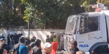 I riu vuan nga epilepsia, mbahet në dhomat e sigurisë pas arrestimit në protestë