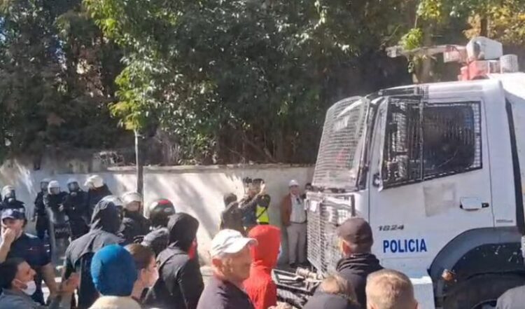 I riu vuan nga epilepsia, mbahet në dhomat e sigurisë pas arrestimit në protestë