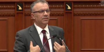 Deputeti Igli Cara në parlament: Rama nuk ka besë, shpopulloi Shqipërinë. ‘Territorialen’ çojeni në referendum