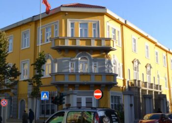 Dita e 13 e protestës studentore/ Nis grumbullimi i studentëve te Ministira e Arsimit