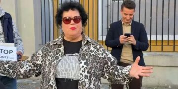 Këngëtarja e mirënjohur Irini Qirjako i bashkohet protestës para Ministrisë së Arsimit: Më dhemb shpirti për studentët