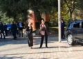 “Hajdute, kartonat e Ramës!”/ Pas seancës në Kuvend, një grup vajzash thirrje drejt deputeteve socialiste, Iris Luarasi dhe Sara Mila