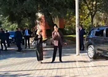 “Hajdute, kartonat e Ramës!”/ Pas seancës në Kuvend, një grup vajzash thirrje drejt deputeteve socialiste, Iris Luarasi dhe Sara Mila