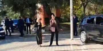 “Hajdute, kartonat e Ramës!”/ Pas seancës në Kuvend, një grup vajzash thirrje drejt deputeteve socialiste, Iris Luarasi dhe Sara Mila