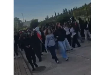 Rama jepe dorëheqjen!’ Gjimnazistët e Kamzës bojkotojnë edhe sot mësimin dhe marshojnë drejt Tiranës
