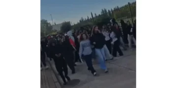 Rama jepe dorëheqjen!’ Gjimnazistët e Kamzës bojkotojnë edhe sot mësimin dhe marshojnë drejt Tiranës