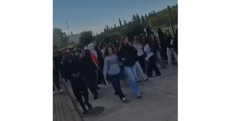 Rama jepe dorëheqjen!’ Gjimnazistët e Kamzës bojkotojnë edhe sot mësimin dhe marshojnë drejt Tiranës