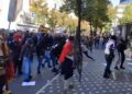Përshkallëzohet protesta, studentët shqyejnë kangjellat para Ministrisë së Arsimit, godasin me gurë godinën