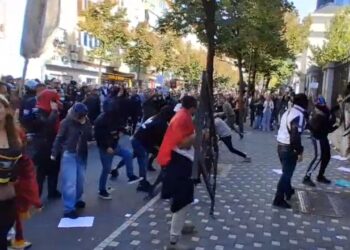 Përshkallëzohet protesta, studentët shqyejnë kangjellat para Ministrisë së Arsimit, godasin me gurë godinën