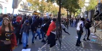 Përshkallëzohet protesta, studentët shqyejnë kangjellat para Ministrisë së Arsimit, godasin me gurë godinën