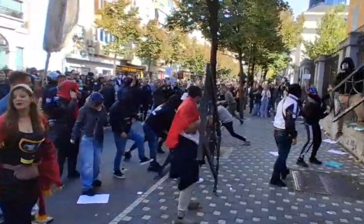 Përshkallëzohet protesta, studentët shqyejnë kangjellat para Ministrisë së Arsimit, godasin me gurë godinën