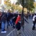 Përshkallëzohet protesta, studentët shqyejnë kangjellat para Ministrisë së Arsimit, godasin me gurë godinën