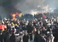 Flakë, tym dhe gaz lotsjellës, bulevardi kthehet në arenë lufte mes protestuesve dhe policisë