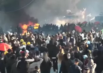 Flakë, tym dhe gaz lotsjellës, bulevardi kthehet në arenë lufte mes protestuesve dhe policisë