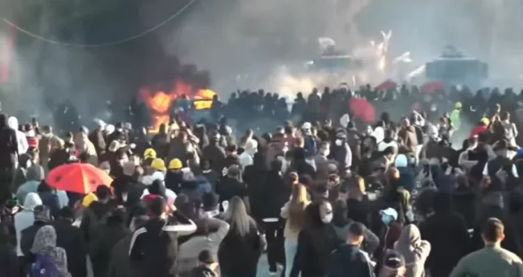 Flakë, tym dhe gaz lotsjellës, bulevardi kthehet në arenë lufte mes protestuesve dhe policisë