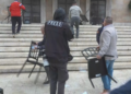 Rama vendosi karriget për dialog, studentët dhe pedagogët i përmbysin para Kryeministrisë: Dorëheqje!