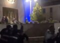 SKANDAL/ Policia futet me maska në oborrin e Katedrales Ortodokse, dhunojnë me shkopa gome dhe shkelma të rinjtë