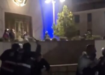 SKANDAL/ Policia futet me maska në oborrin e Katedrales Ortodokse, dhunojnë me shkopa gome dhe shkelma të rinjtë