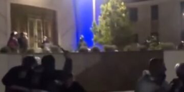 SKANDAL/ Policia futet me maska në oborrin e Katedrales Ortodokse, dhunojnë me shkopa gome dhe shkelma të rinjtë