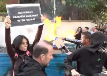 Tensione para Ministrisë së Arsimit, protestuesit thyejnë pllakat e trotuarit