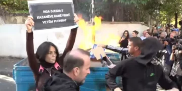 Tensione para Ministrisë së Arsimit, protestuesit thyejnë pllakat e trotuarit