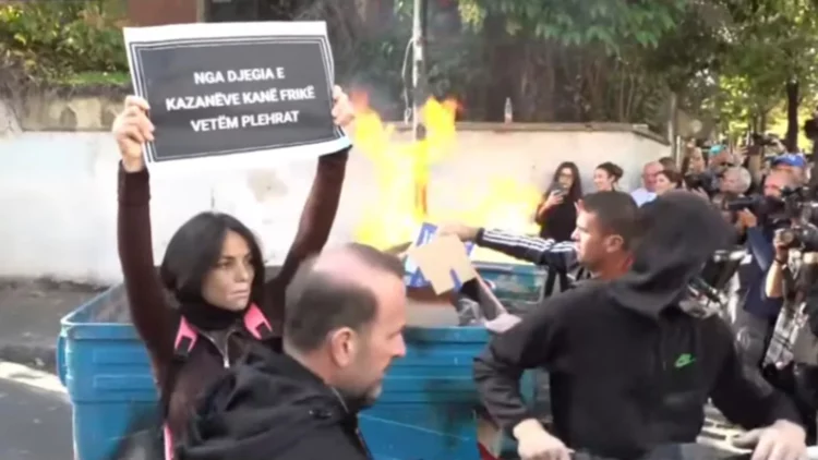 Protestuesit i vënë flakën koshave të mbeturinave pranë Ministrisë së Arsimit dhe hedhin gurë drejt policisë