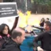 Protestuesit i vënë flakën koshave të mbeturinave pranë Ministrisë së Arsimit dhe hedhin gurë drejt policisë