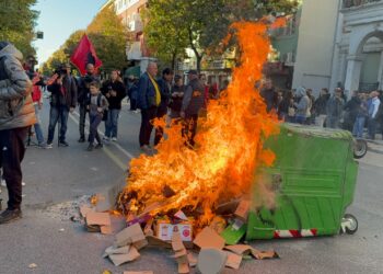 Protesta pranë ministrisë së Arsimit, studentët djegin një kazan mbeturinash në rrugën e Durrësit