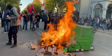 Protesta pranë ministrisë së Arsimit, studentët djegin një kazan mbeturinash në rrugën e Durrësit