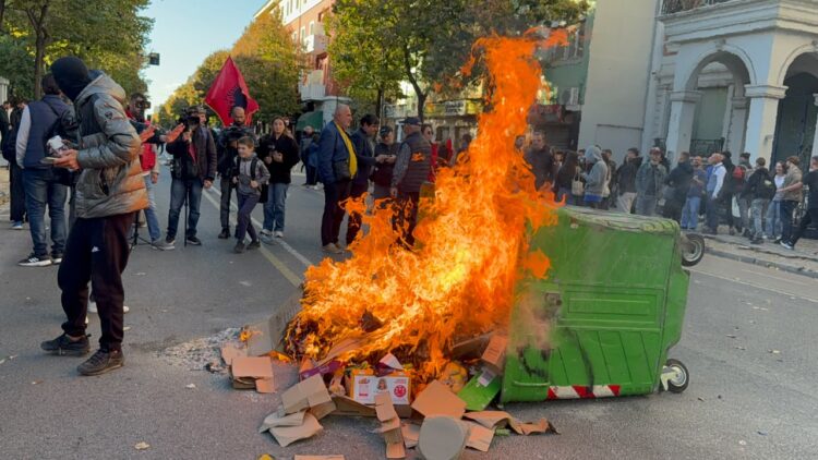 Protesta pranë ministrisë së Arsimit, studentët djegin një kazan mbeturinash në rrugën e Durrësit