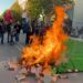 Protesta pranë ministrisë së Arsimit, studentët djegin një kazan mbeturinash në rrugën e Durrësit
