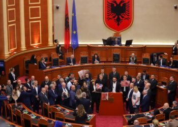 Këlliçi në Kuvend: PD mbështet protestën e studentëve, Rama të dorëhiqet menjëherë