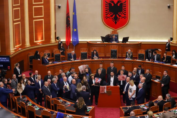 Këlliçi në Kuvend: PD mbështet protestën e studentëve, Rama të dorëhiqet menjëherë